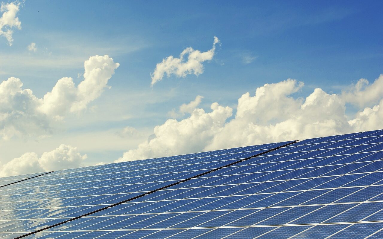 découvrez les panneaux solaires bifaciaux, une technologie innovante qui capte la lumière du soleil sur les deux faces pour maximiser votre production d'énergie. idéaux pour les particuliers et les entreprises souhaitant optimiser leur rendement énergétique, ces panneaux écologiques offrent une solution durable et performante pour un avenir énergétique responsable.