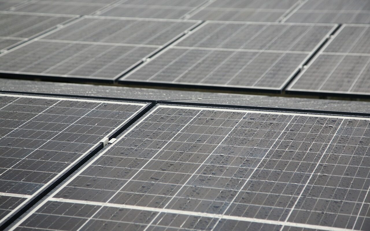 découvrez les films photovoltaïques flexibles, une solution innovante et légère pour une production d'énergie solaire optimisée. idéaux pour diverses applications, ces films s'intègrent facilement sur des surfaces courbes ou irrégulières, offrant une alternative efficace et esthétique aux panneaux solaires traditionnels.